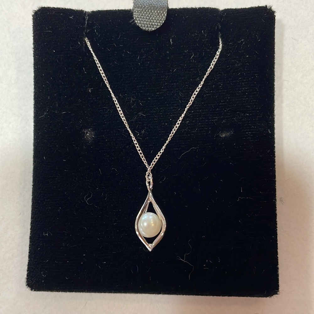 Necklace 14k with pearl pendant